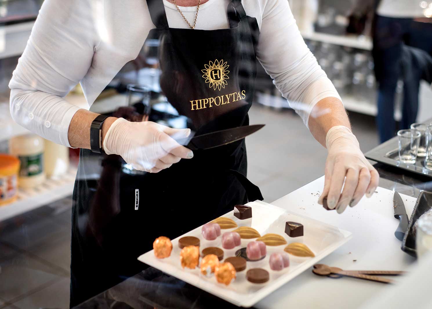 chocolatier-cutting-chocolate